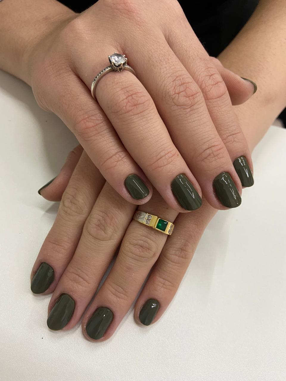 Unhas tratadas e esmaltadas – manicure tradicional Rafaela Baião